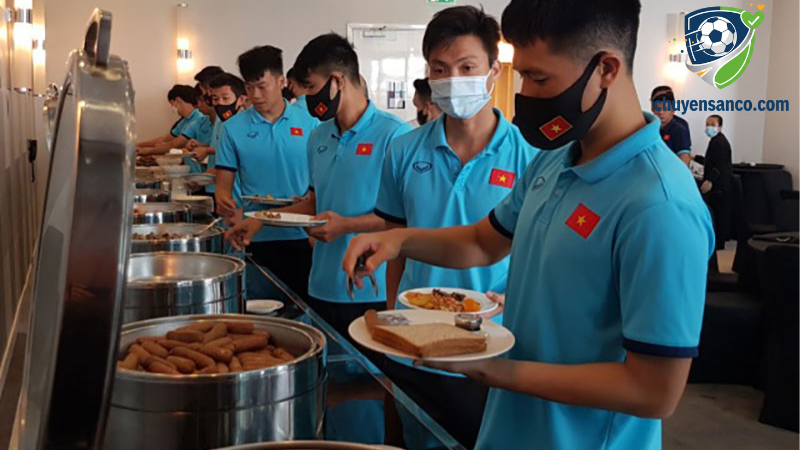 1 ngày của cầu thủ chuyên nghiệp Việt Nam - Ăn uống