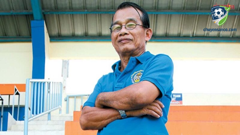 HLV Niwat Srisawat một thời là huyền thoại bóng đá Thái Lan