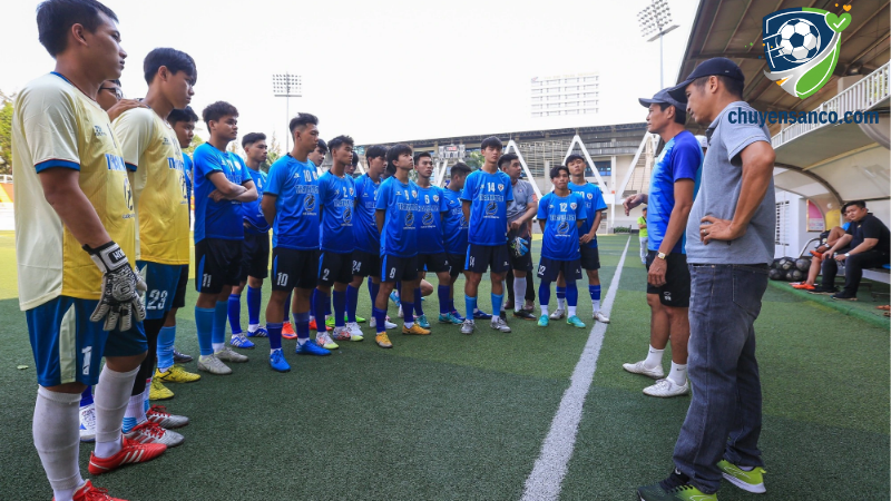 Họp bàn chiến thuật của các cầu thủ và ban huấn luyện