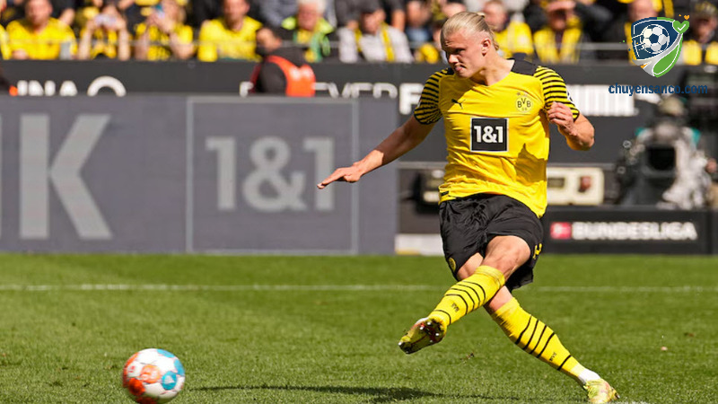 Tiền đạo cắm giới hạn hoạt động trong vùng cấm