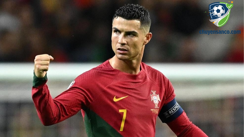 Tiền đạo trái: Cristiano Ronaldo (tuyển Bồ Đào Nha)