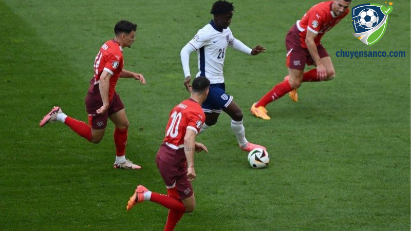 Tiền vệ phòng ngự cần có thể hình và khả năng tranh chấp