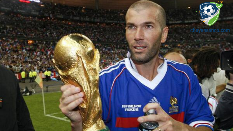Tiền vệ tấn công: Zinedine Zidane (tuyển Pháp)