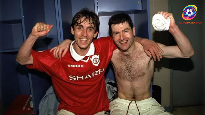 Hậu vệ cánh Gary Neville và Denis Irwin 