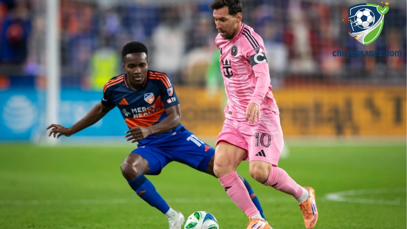 Lionel Messi khi thực hiện đá cánh