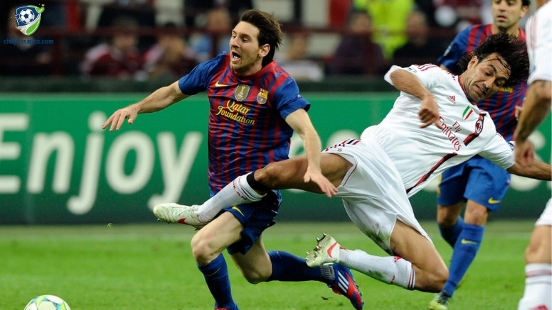 RB có nhiệm vụ là phòng ngự và phá bóng