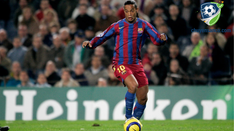 Ronaldinho (Brazil) thi đấu với những kỹ thuật ảo diệu