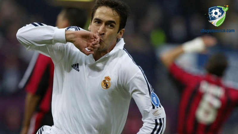 Trung phong Raul Gonzalez