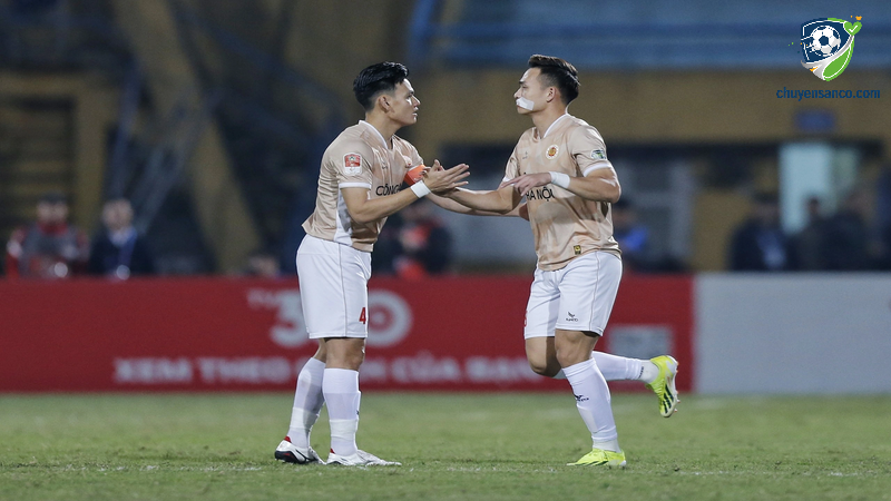 Các vết khâu dày đặc trên khuôn mặt